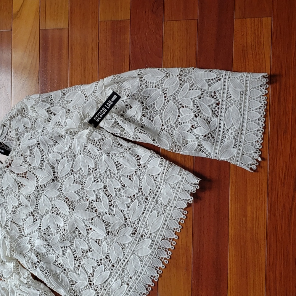 New with tag! Beautiful Detailed White Top - Picture 3 of 9